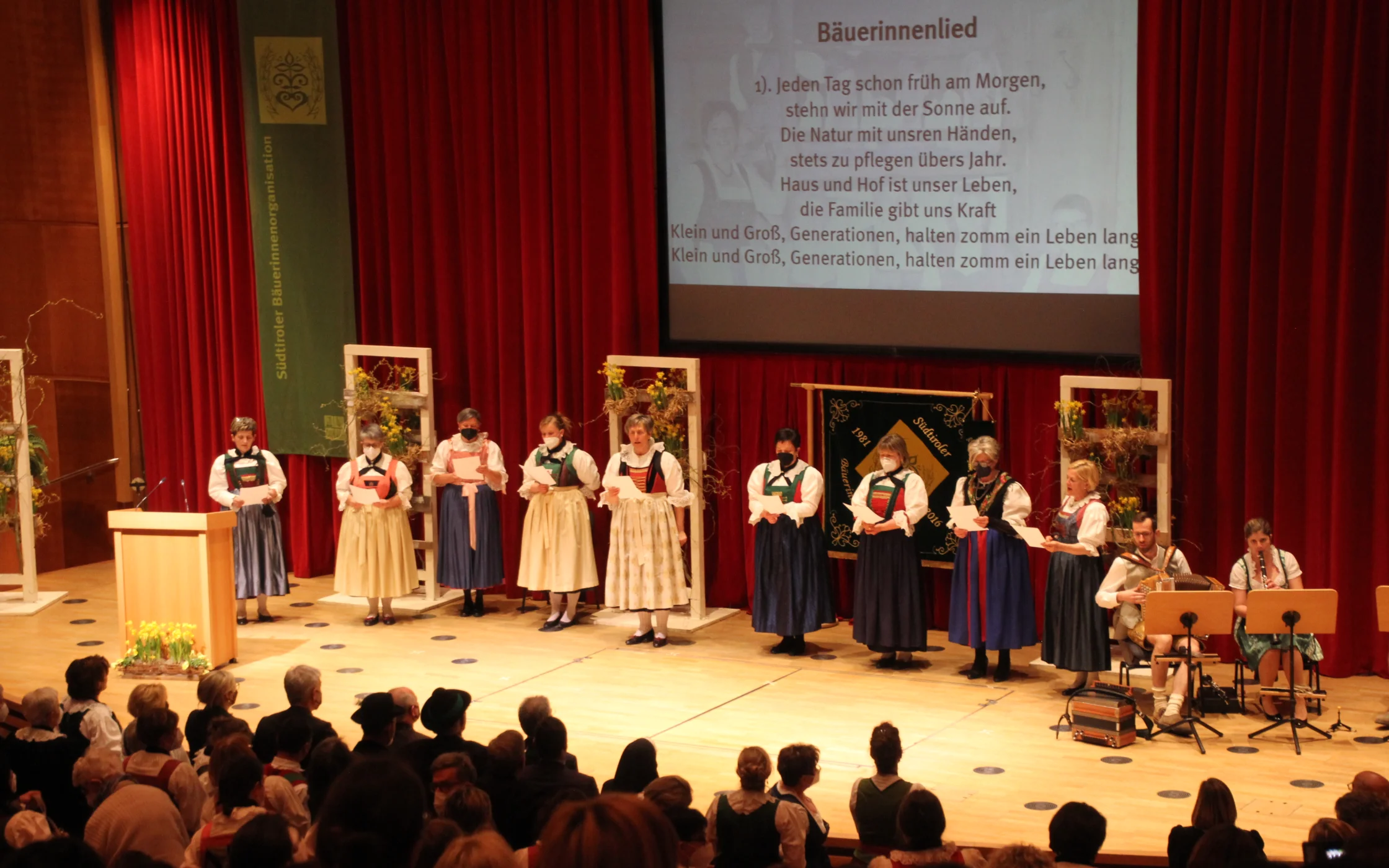 Die Buerinnen sangen gemeinsam das BuerinnenliedSBO.JPG